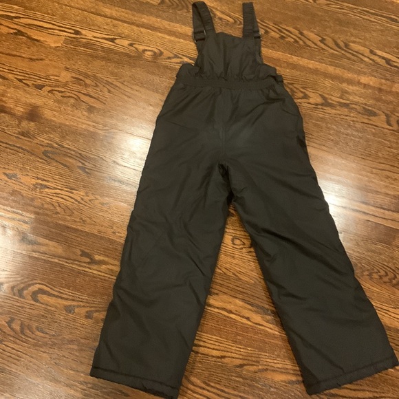 Boys snow jumpsuit. Tapered leg to minimize snow exposure - Picture 5 of 7